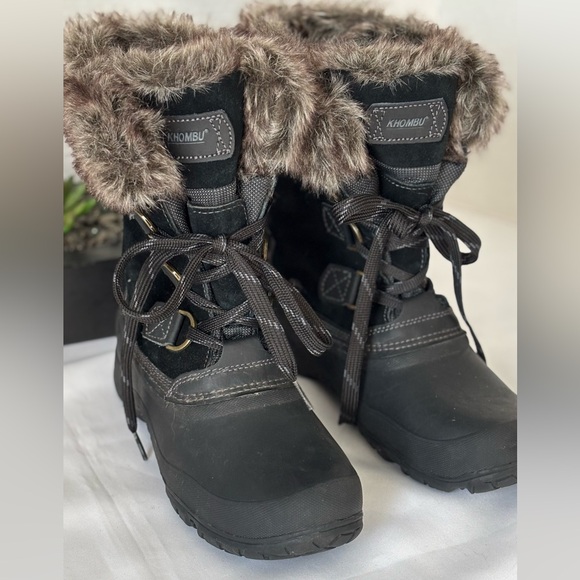 Khombu Shoes - NWOT KHOMBU BLACK WOMENS “SLOPE” SNOW BOOTS SUEDE WITH FAUX FUR COLLAR TRIM SZ 8